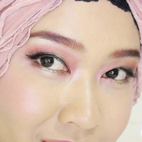 For this makeup look, I was inspired by the plum blossom and I used @shuuemuraid eyeshadow to create it. Here are the details. On eyes :- Heart-full Pink Parallel Palette Pressed Eye Shadow PK4- Heart-full Pink Parallel Palette Silky Smooth Eye Shadow PK5, PK6- Silky Cushion Eye Shadow Peridot GreenOn eyebrow :- Heart-full Pink Parallel Palette Silky Smooth Eye Shadow PK5, PK6Oh yeah, I also use the Heart-full Pink Parallel Palette Pressed Eye Shadow PK3 for nose and cheek highlight. #ShuUemuraID #MyColorAtelier #ColorAtelierChallenge #allseebee #ClozetteID