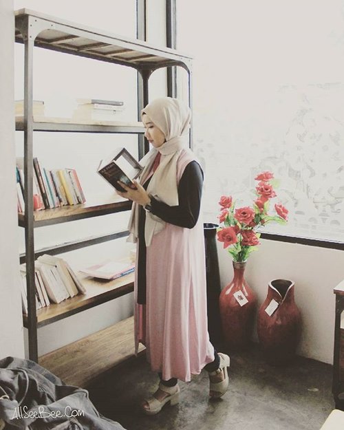Happy sunday everyone!While everyone is going out and exsercise, this morning I woke up and grab a book because of someone's chat, literally.. Hahaha 📚#ootd #studentlife #hijab #casual #ClozetteID