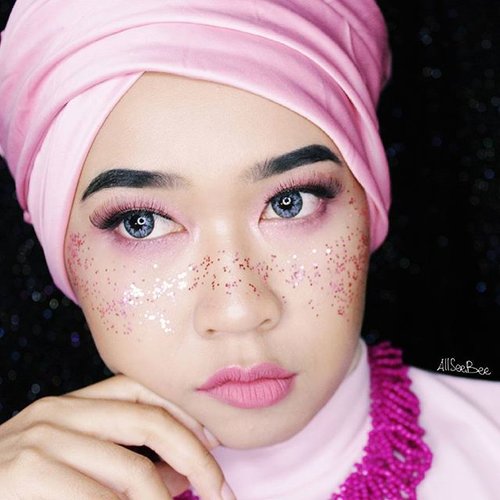 Lebih bagus yg pink ini atau yg ungu waktu itu? 😕

#day8 #100daysofmakeupchallenge #allseebee #clozetteid #makeup #glitter #freckles #pink