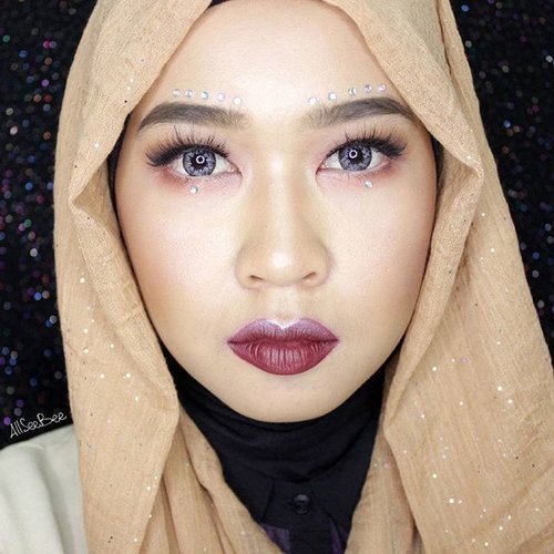 Mau bilang ini makeuo 'soft grunge' tapi kayaknya nggak 'grunge'.. Hmm, atau bisa disebut sebagai 'soft-glowing-grunge' makeup aja ya?WkwkwkSuka-suka lo lah dil! 😂😂😂 Makeup hari ke-6 dari #100daysofmakeup #100daysofmakeupchallengeSemangat sampe hari ke-100 💪💪💪 #allseebee #clozetteid #grunge #makeup #hijab
