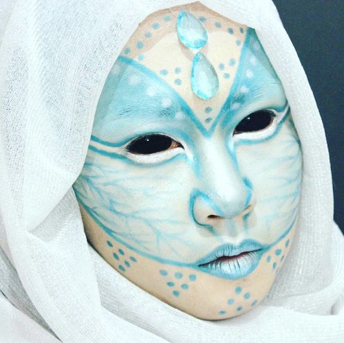 If there's alien from neptune, this is how I think it will look like. 👽👽👽💎💎💎🌊🌊🌊 I did this with eyeshadow only, no face painting.
#neptune #alien #makeup #allseebee #clozetteid #clozettehalloween #ibvsfx #indobeautygram #halloween