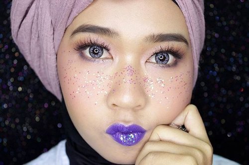 Hmm, sebut saja nama makeup ini sebagai 'Glitter Freckles with blue-purple lips' (udah kayak nama menu di resto fine dining) 😁Ini pakai lipstick @maybelline Bold Lipstick warna Sapphire Siren yang entah kenapa di kameraku warnanya kelihatan jadi lebih terang 😕Ini makeup hari ke-4 dari #100daysofmakeup #100daysofmakeupchallenge #allseebee #glitter #freckles #fotd #clozetteid