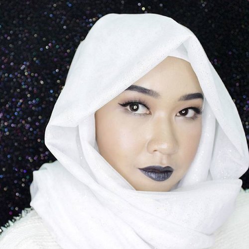 Kalau dibandingkan sama makeup look kemarin, yang ini kelihatan lebih 'aku' 😁😁😁 Lipstick yang aku pakai ini @katvondbeauty Studded Kiss Lipstick warna NaYeon 💋

Makeup hari ke-2 dari #100daysofmakeup #100daysofmakeupchallenge 💪💪💪 #allseebee #motd #fotd #hijab #blacklips #clozetteid