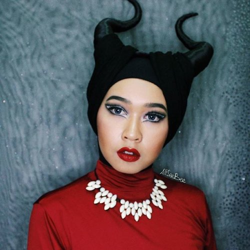 Terinspirasi dari lambang tiap sila di Pancasila.

Sila Keempat : Kerakyatan yang dipimpin oleh hikmat kebijaksanaan dalam permusyawaratan/perwakilan.
Dilambangkan dengan kepala banteng.

#day15 #100daysofmakeupchallenge #allseebee #clozetteid #makeup #hijab #fotd #motd #pancasila