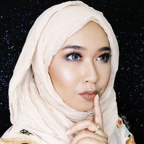 I wonder, highlight di pipi udah kayak spotlight belum ya.. Hmm.. ✨

#day11 #100daysofmakeupchallenge #allseebee #clozetteid #makeup #hijab #fotd #motd