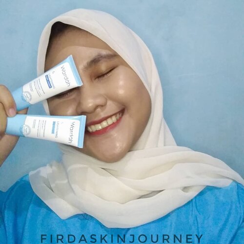 Wardah Lightening Day Cream & Night CreamHalo guys, apa kabar?Beberapa waktu yang lalu, aku sempat coba produk dari Wardah dari seri Lightening. Seri ini udah ada dari dulu sih, tapi baru-baru ini kemasannya berubah jadi lebih cakep. Dulu aku pernah coba cleanser nya dan malah breakout, jadi agak takut pas mau coba produk lain dari seri ini. Saat aku dapat produk ini, aku agak deg-degan, takut gak cocok dan breakout lagi.-Btw, pas aku baca tentang produk ini, aku baru tahu kalau produk ini mampu melindungi kulit dari blue light. Pas aku baca tentang blue light, ternyata efeknya buruk buat kulit, seperti bikin kulit kusam. Blue light ini merupakan sinar yang dipancarkan oleh hp, laptop, dan matahari.-1. Wardah Lightening Day CreamTekstur day cream dari Wardah ini gak setebal day cream dari brand lain yang pernah aku coba, mudah di blend dan gak meninggalkan stain saat diratakan. Day cream ini punya wangi floral yang soft banget.-Finish nya aku suka karena gak begitu matte. Aku lebih suka finish seperti ini karena gak cepat membuat kulitku berminyak. Produk ini masih nyaman dipakai di kulit oily.-Untuk proteksinya, aku gak terlalu memperhatikan karena aku gak mau nekat keluar rumah cuma pakai ini tanpa sunscreen. Tapi selama pakai day cream ini, kulitku jadi bebas kusam.-2. Wardah Lightening Night CreamNight cream ini punya tekstur yang lebih ringan dibanding day cream nya. Saat diratakan juga gak begitu susah. Wanginya juga mirip dengan day cream nya, floral yang soft.-Meskipun teksturnya ringan, tapi produk ini mampu mengunci kelembapan kulitku semalaman tanpa menimbulkan rasa gerah dan gak nyaman. Saat bangun tidur juga masih terasa lembapnya, kulitku juga jadi terlihat lebih glowing, cerah, dan kenyal.-Untungnya, kedua produk ini gak bereaksi negatif dikulitku.-Jika kalian tertarik mencoba produk ini, kalian bisa membeli produk ini di Alfamart dan Indomaret terdekat. Thank you @wardahbeauty @beautysecretsquad karena memberiku kesempatan untuk mencoba produk ini.-Note: semua review yang aku tulis berdasarkan pengalamanku mencoba produk. Hasil di kulit orang mungkin berbeda, cocok di aku belum tentu cocok di kamu, begitupun sebaliknya.