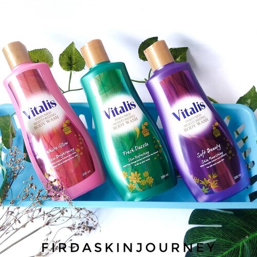 Vitalis Perfumed Moisturizing Body WashBeberapa waktu yang lalu, aku mendapatkan hampers dari Vitalis yang isinya 3 buah produk terbaru mereka, Vitalis Perfumed Moisturizing Body Wash. Sebenarnya ini bukan produk yang muncul 1 atau 2 bulan sih, aku sudah pernah baca review produk ini tahun lalu. Pas aku baca-baca, produk ini launching bulan September tahun 2019.-✨Main ingredients❤️Licorice Extract, Milk Protein Extract💚Green Tea Leaf Extract, Yuzu Orange Fruit Extract💜Vitamin E, Avocado Fruit Extract-Body wash ini dikemas dalam botol yang desainnya cantik menurutku, langsing dan enak digenggam.-✨TextureProduk ini punya tekstur yang mirip seperti body wash lain yang pernah aku coba. Licin, kental, dan terlihat mengkilap.-✨ScentKarena ada 3 varian, pastinya setiap varian punya wangi yang berbeda. White Glow punya aroma fresh fruity yang manis, Fresh Dazzle punya aroma floral-musk yang terkesan mahal, dan Soft Beauty punya aroma fruity-floral yang elegan, tipe fruity nya bukan yang asam/manis gitu. Tapi yang Soft Beauty gak dominan fruity, jadi aroma khas fruity nya hampir gak terasa.-✨ResultSaat pertama pakai, aku enjoy banget pas pakai ini karena wanginya enak dan bikin tenang. Pas dicampur air, busanya lumayan banyak (aku suka pake foaming net karena lebih banyak busanya).❤️White Glow:Saat dibilas memang agak terasa licin, tapi efek lembapnya sangat terasa di kulitku. Bahkan setelah aku mengeringkan badanku, lembapnya tetap terasa. Aku gak merasa ada efek brightening di kulitku.💚Fresh DazzleUntuk varian Fresh Dazzle, rasanya sedikit berbeda dibanding yang White Glow. Saat dibilas terasa sedikit kesat tapi gak membuat kulitku kering.💜Soft Beauty:Menurutku, varian ini yang paling sempurna karena gak licin/kesat tapi lembapnya oke banget. Jadi setelah dibilas tetap terasa nyaman.-Dari ketiga varian, aku memilih varian White Glow sebagai favoritku karena wanginya aku banget dan lembapnya enak di kulitku.-Kalian sudah coba produk ini? Favorit kalian yang mana? Share di kolom komentar ya.-*gifted