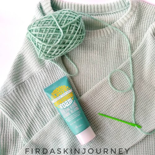 Ariul Smooth & Pure Cleansing FoamAku dapat produk ini dari Socobox pertamaku. Saat pertama tahu produk ini, aku gak langsung tertarik karena harganya gak affordable buatku. Pas baca review beberapa teman, aku masih tetap belum tertarik karena rata-rata pada bilang cleansing foam ini bikin kulit kering. Tapi, aku mulai penasaran setelah aku pegang langsung produknya. Agak ragu buat coba, lama-lama gemes dan akhirnya aku coba.Cleansing foam ini dikemas dalam kemasan tube berwarna hijau tosca dengan tutup ulir berwarna putih. Tulisan di bagian kemasannya imut banget btw. Cleansing foam ini tersedia dalam 2 ukuran, 50ml dan 100ml. Kebetulan punyaku yang 50ml.✨Texture & ScentTekstur cleansing foam ini creamy dan lumayan padat, busanya banyak tapi lembut. Aku mencium wangi bergamot saat pakai produk ini. Wanginya kalem, jadi gak sampai mengganggu penciuman.✨ResultAku udah berpikiran gak enak saat lihat busanya yang banyak, karena rata-rata cleanser yang teksturnya creamy dengan busa yang banyak bikin kulit jadi kering ketarik. Tapi, cleanser ini enggak. Saat dipakai ke kulit, rasanya lembut banget. Pas udah dibilas, rasanya bersih dan segar banget, kayak semua kotoran ikut terangkat. Sesaat setelah dibilas, emang bikin kulit kesat sih, tapi untungnya gak bikin kulit terasa ketarik.Menurutku sih, semua klaim yang diberikan produk ini cocok semua. Bikin kulit bersih, iya. Bikin kulit tetap lembut, juga iya. Ternyata cleansing foam ini gak mengecewakan.Kalian bisa beli produk ini di @sociolla. Bisa pakai kode voucherku SBN06120D untuk mendapatkan diskon 25.000 dengan minimal belanja 150.000 supaya lebih hemat.Ada yang udah coba produk ini juga? Kalian suka gak? Share di komentar ya.