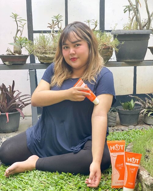 WFH berbulan-bulan bikin aku nambah endut 😭😭, ada yg samakah kaya aku? Sekarang aku sering jalan2 keliling komplek rumah, biar lebih maksimal, aku menggunakan @clinelleid Hot Body Cream sebelum olahraga di area perut, paha, dan lengan. Teksturnya seperti lotion, pas di aplikasikan ada wangi yg soft banget dan ada sensasi panas (SenseHot Thermal Action) yg bikin bakar lemak2 yg ada di tubuh kita. Review lengkapnya ada di blog aku ya (klik link di bio).Yang mau beli @clinelleid Hot Body Cream lagi ada diskon loh untuk size 80 ml di Shopee Clinelle dengan kode voucher CLINCLZTT 😍🥰😍🥰 #GetinShape #HotBodyCream #Clinelle #ClinelleIndonesia #ClozetteID #ClinelleXClozetteIDReview #ClozetteID #ClozetteIDReview