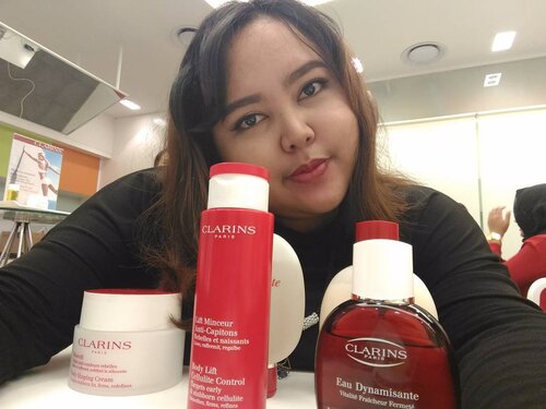 Jatuh cinta sama produk-produk Clarins. Mau bawa pulang semua arrwwhhh 😍😍😍😍@clozetteid @clarinsindonesia @lotte_avenueb#slimandshapebodypartners #slimandshapebodypartnersclozette #ClozetteIDxClarins #clozetteid