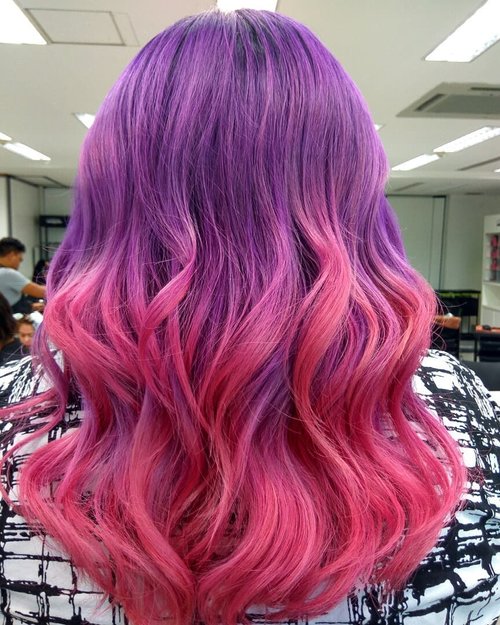 Dark purple (atas), purple + pink (tengah), pink + magenta (bawah). Baru kali ini cobain produk L'oreal Colorfull Hair, suka banget sama hasilnya.Untuk dapetin warna kaya gini, tetep harus di bleaching ya, minimal level 9. Yang paling penting kalo suka ganti warna rambut, perawatan rambut itu wajib hukumnya.#lorealparisid #lorealid #loreal #clozetteid #setterspace #beautynesia #HairpirationsID #HaircolorIsTheNewMakeup #colorfullhair #hairtrendy