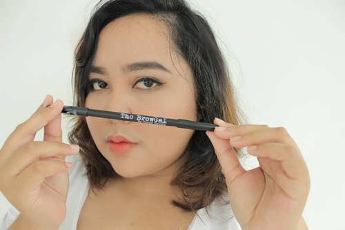 Pernah nggak pas kamu cobain produk makeup dan kamu langsung bilang 'INI DIA'.Yes, let me introduce you to The Browgal Skinny Eyebrow Pencil by Tonya Crooks. So far this is my favorite eyebrow pencil. This pencil comes in 6 shades and i use in #04 Medium Brown. The pencil comes with a nice spoolie on one end and a sharpener cap on the other. Go buy this product on @beautyboxind! 💝💝.#ImABrowgal #browgal #beautyboxindonesia #reviewbyniken #indobeautygram #clozetteid