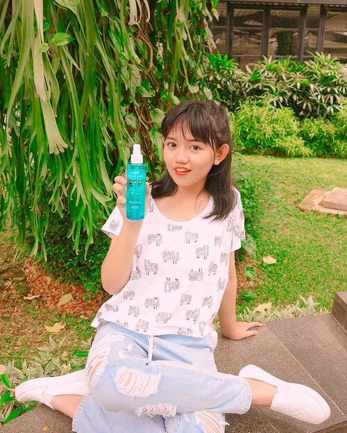 Rekomendasi exfoliating toner buat kulit sensitif dan acne prone : A.STOP Clear Toner👌✨.Seriously, ini exfoliating toner tergentle yang pernah aku coba, padahal aku cukup berlebihan pakainya dan kulit aku sama sekali ga sakit atau kemerahan, atau perih tanda" over-exfoliating! Bisa dipakai untuk jerawat di tubuh juga loh, tinggal spray aja 💦. Highly recomended buat yang punya kulit sensitif 💙. Bisa dibeli di hicharis.net/maryangeline/b5i (atau klik link di bio☝️)...#charis #charisceleb #astopcleartoner #clozetteid @hicharis_official @charis_celeb