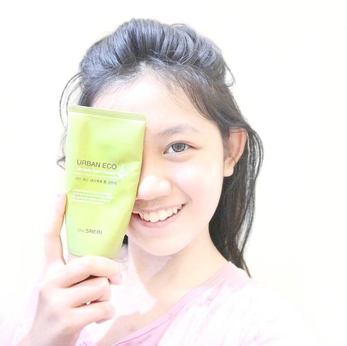 Do you know Harakeke? It's a natural ingredient from New Zealand that claims better than Aloe Vera for soothing your skin 💚. You can try the benefits of Harakeke in this The Saem Urban Eco Foam. Read the review by link on bio or bit.ly/thesaemharakeke
.
.
#clozetteid #potd #cute #bblogger #style #instagood #thesaem #photooftheday #makeupjunkie #makeup #selfie #smile #bareface #l4l #like4like #beauty #beautyaddict #makeupflatlay #beautybloggerid  #indonesianbeautyblogger #fdbeauty #beautyaddict #skincare #bloggerperempuan #femaledailynetwork