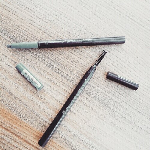 I have 2 shade of this eyebrow pencil 💕, if you want to know more, just click http://heartofbluebells.blogspot.co.id/2017/03/review-etude-house-drawing-eyebrow.html?m=1 #clozetteid #etudehousedrawingeyebrow #beautybloggerid #beautyreview