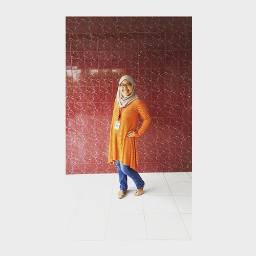 I love this simply orange!Ready to work (half day.. ayey😉😉) @clozetteid #clozetteid #ootd #hotd #cotw #orange #hijab #jilbab #working  #work #saturday #halfday #happy #bright