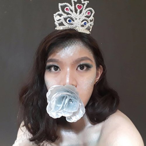 "imperfection is beauty, madness is genius and it's better to be absolutely ridiculous than absolutely boring."- Marilyn MonroeProduct used :• Viva Body Painting in Silver• L.A Girl Beauty Brick NEONS#beautiesquad @beautiesquad #setterspace @setterspace #indobeautysquad @indobeautysquad #bvloggerid @bvlogger.id #bloggerceria @bloggerceriaid #indobeautyinfluencer @indobeautyinfluencer #KBBVmember @kbbvbyacb #bandungbeautyblogger @bandungbeautyblogger #indonesiabeautyblogger @beautynesia.id #beautygoersid @beautygoers #beautilosophy @beautilosophy #clozetteID