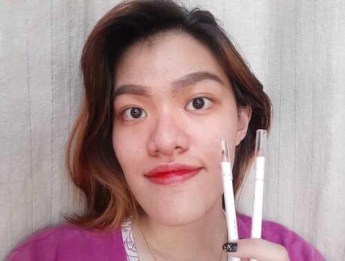 Makeup yang paling penting waktu WFH? Tentu saja ngalis!Kemarin aku baru cobain @fanbocosmetics Precious White Eye Brow Pencil. Pensil alis ini memiliki 2 shade : Light brown dan Natural Grey. Waktu aku swatch (slide 3), aku langsung punya feeling nih kalau kedua shade ini bakalan bagus banget kalau dikombinasikan. Dan benar aja loh, waktu aku kombinasikan (bagian depan menggunakan Light Brown, bagian belakang menggunakan Natural Grey), warna alisnya tuh jadi makin cantik, keliatan natural gitu deh. Kedua warna ini cocok banget buat warna skintone apapun, mulai dari gelap hingga terang, juga cocok untuk warna rambut apapun.Warnanya juga mudah banget keluar, pigmentasinya oke. Terus mudah banget digunakan, kalau mau pake secara presisi juga oke banget. Garis yang dihasilkan juga bagus, ngga langsung jeder tebel, cocok deh buat gambar strokes. Hasilnya tahan lama, jadi oke banget nih buat dipakai seharian. Kerennya lagi, pensil alis ini juga mengandung vitamin E loh!Udah deh, langsung ceki2 barangnya aja di @fanbocosmetics . Ngga perlu nunggu lagi, udah oke banget@fanbocosmetics @jakartabeautyblogger #JakartaBeautyBlogger#JakartaBeautyBloggerFeatFanboCosmetics#fanbopreciouswhiteeyebrowpencil #clozetteID