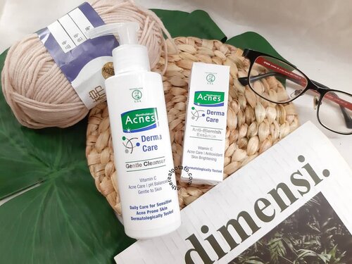 buat para acne fighter, boleh banget deh coba produk @acnesid Derma Care. Rangkaian ini terdiri dari dua produk, gentle cleanser dan anti-blemish essence.

Kedua produk tersebut didesain untuk mengatasi kulit berjerawat serta sensitif. Yang bikin aku penasaran adalah kandungan Vitamin C yang notabenenya kurang cocok untuk kulit sensitif, tapi produk ini klaim kalau bakal cocok buat kulit sensitif. Hmm.. unik kan.

Kalau mau tau hasilnya gimana di kulitku yang berjerawat dan sensitif ini, boleh langsung mampir ke blog loh! Link di bio yaaa.

#acnesdermacare #bloggerreview #indonesiabeautyblogger #beautyblogger #bdgbb #semarangbeautyblogger #clozetteID