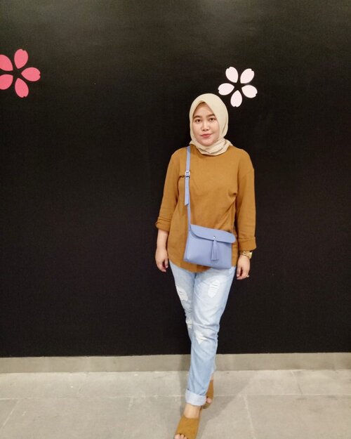 #OOTD ,kalo ke mall cukup pakai kaos sama celana jeans uda bikin nyaman, tinngal dipadu padanin sendal wedges :)kalau mau tetap fashionable.