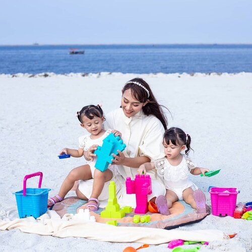 Kemarin baca sebuah kalimat pengingat "ada waktunya anak tidak lagi butuh ditemani bermain,dan ada HARI INI di mana kita hanya perlu lebih menikmati kebersamaan lebih banyak dengan anak-anak kita,salah satunya dengan menemani mereka bermain"Aku mau metode bermain twinnies juga bermanfaat, yang bisa sekaligus belajar untuk perkembangan kreativitas & kemampuan kognitifnya. Aku jadi baca2 tentang Progressive Learning, yaitu belajar progresif dengan makna edukasi yang berpusat pada anak, di mana kita mengajarkan anak untuk berpikir kritis, beradaptasi, berkolaborasi & bekerjasama.Ini baik dilakukan untuk mempersiapkan anak-anak generasi alpha agar bisa beradaptasi dengan segala perkembangan yang pesat & mendukung mereka untuk berkembang lebih optimal.Gumi Nami suka sekali permainan guess the shadow sebelum tidur yg bisa mengasah daya imajinasinya.Dan mereka juga suka menyusun lego sembari mengenal bentuk dan warna yang termasuk ke dalam Child Centered & Experiental Learning.Happy rasanya bisa menemani anak bermain & belajar Progressive Learning karena aku tau #DariBelajarJadiHebat. Info tentang Progresive Learning & e-modulnya bisa Mam download di @wyethnutritionid ❤Daaann ada Progressive Learning Champions dengan total hadiah jutaan rupiah!Ikutan yuk, Mams @tiarizahra @yudiethmariana @mjastrioni @tieshadiona#wyethnutritionidxclozette #s26procalgoldxclozette #s26procalgold #wyethnutrition #clozetteid #twins #twiniverse