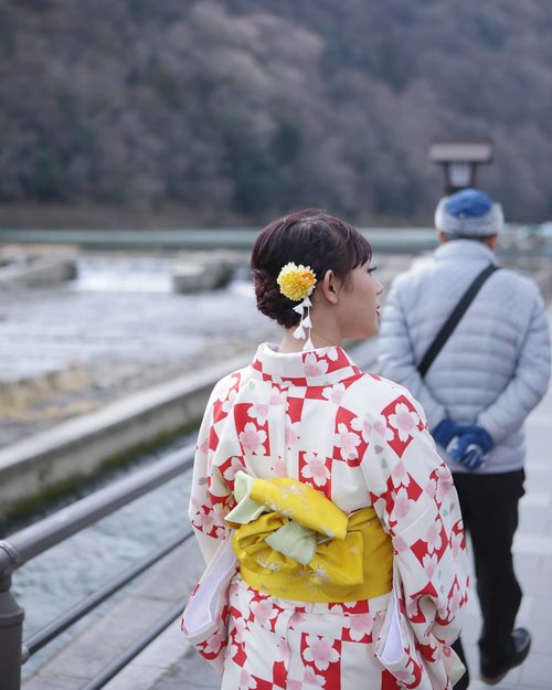 Strolling around Arashiyama during winter wearing a #kimono from @yumekyoto.arashiyama

#ClozetteID #Traveling #Arashiyama #Kyoto #Japan