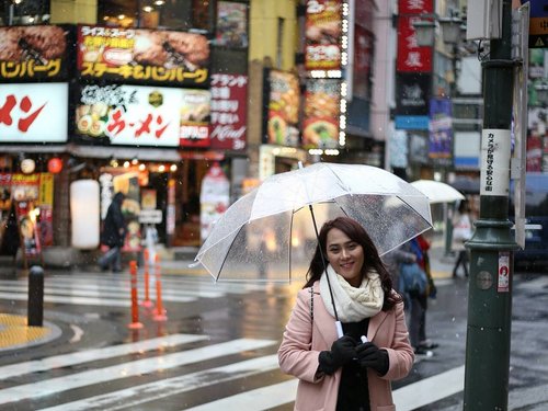 A happy girl under the snow
☔❄❄
📸 @johanjsaleh 
#ClozetteID #Lifestyle #Travel #Traveling #Japan #Shinjuku #Snow #Snowing #WinterInNovember