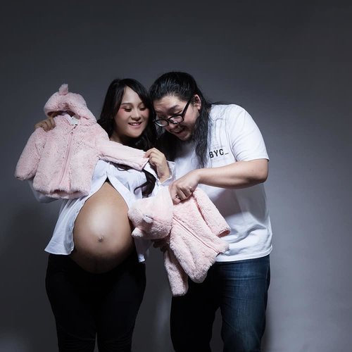 The excited parents 💖💖 #PuitikaPregnancy #maternityshoot #ClozetteID