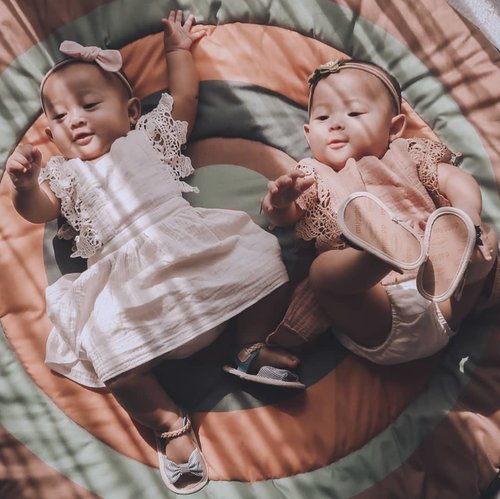 My morning sunshine & morning dew 🧡🧡 Playmat 🎯: @baby.loop#ClozetteID #Twins
