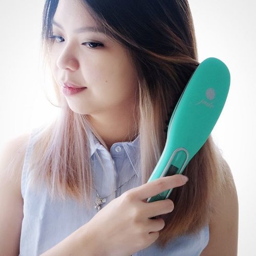 Why still use your normal hair straighteners when you can get the same result just by brushing your hair?! .
Win this Jade Straightening Brush from @irresistibleme_hair #irresistiblegram (Refer to my original ig post).
giveaway ends at the end of Jan.