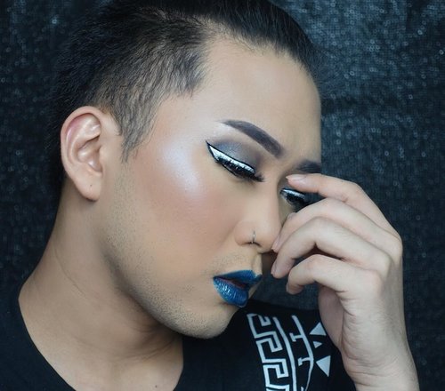 As i promised yesterday, i will tell you which @nyxcosmetics_indonesia ’s products i used to create this #Cromatics Look.
.
DEETS:
NYX Total drop control foundation in Buff Chamois from @sociolla
NYX Prismatic eyeshadow in Smoke & Mirrors
NYX White Liquid Liner 
NYX Duo Chromatic Illuminating Powder in Twilight Tint
NYX Cosmic Metals Lip Cream in Dark Nebula
.
.
.
.
.
.
#NYXcosmetics #NYXCosmeticsID #Chromaticlook #Chromaticmakeup #makeuptutorial #makeupjunkie #makeupaddict #menwithmakeup #malebeauty #malebeautygram #ibv #ibvsquad #hudabeauty #indobeautygram #indobeautyvlogger #ivgbeauty #indovidgram @indovidgram @indobeautygram @hudabeauty #clozetteid #undiscoveredmua #beautyblogger #beautyvlogger #review #makeupreview