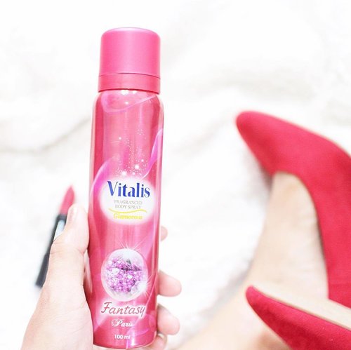 Where should i apply parfume ? "Where you want to be kissed"-Coco Channel.Dont forget to be glamour with Vitalis Fragranced Body Spray Glamorous @pesonavitalis . Review on my blog ! come baby, baby come~ link on my bio 💕👅#clozetteid #pesonavitalis #whiteaddicted #handsinframe