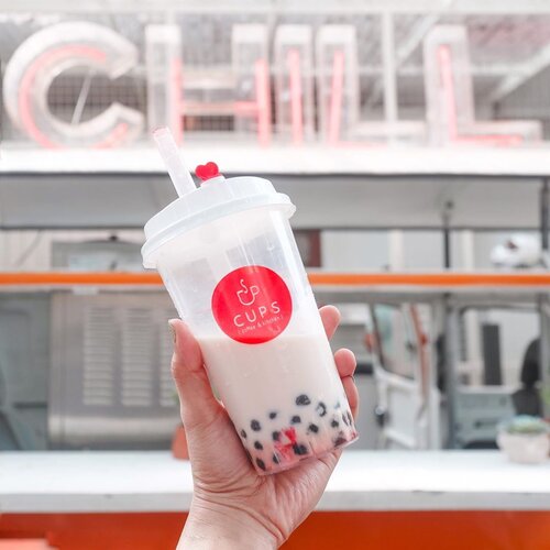 sometimes you just gotta chill @chillandsweets 
__________________________
#handsinframe #rimapiknikjogka #clozetteid #foodie #foodporn #foodstagram