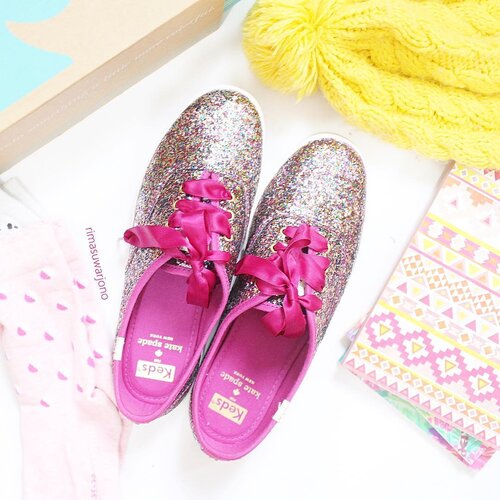 Note : They'll lose some shine with wear, but will always add a sparkle to your step 🐾
.
.
.
.
.
.
.
#keds #kedskatespade #flatlay #flatlaystyle #flatlaysquad #whitetable #whiteaddicted #flatlaynation #shoes #glitter #kedsid #kedsindonesia #clozetteid #pinkaddicted #tumblrpost #tumblrgirl #ggrep