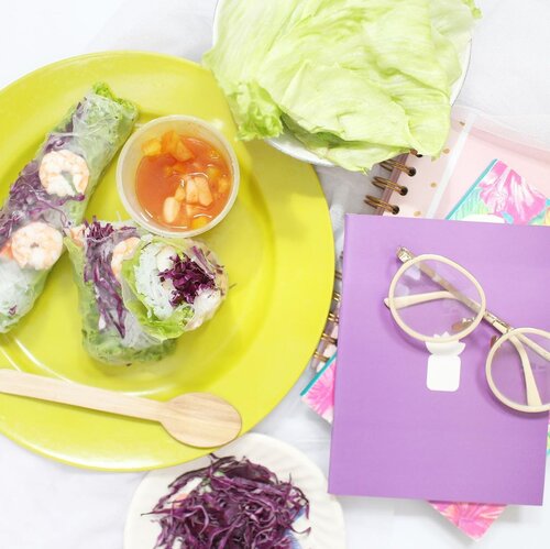 4 Sehat 5 .... kamu ! 🥗soalnya, di mata aku kamu yang sempurna , aakkk uwuwuwuuu ~~~ ______________________Spring Rolls in the making #clozetteid #flatlay #flatlaystyle #foodie #foodporn #foodstagram