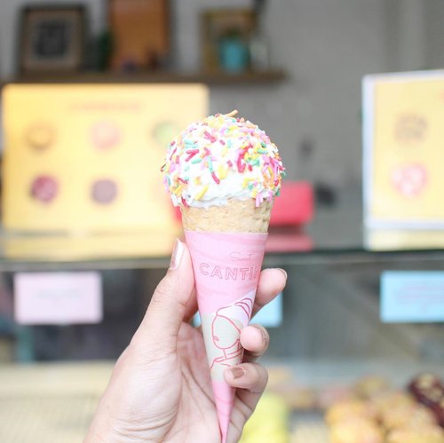 This ice cream, just remind me about ... always keep ur 'Happiness in your hand' 🍦___________________________________#rimapiknikbandung #explorebandung #clozetteid #handsinframe