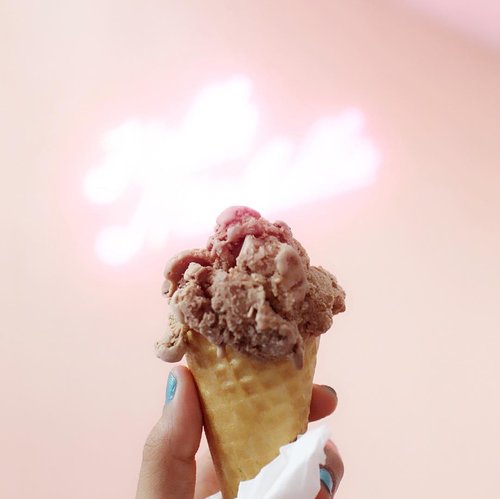 Lyfe is like an ice cream, just enjoy before it melts 🍦👅.......#clozetteid #clozetter #ggrep #instagood #instadaily #instadailyphoto #colorsplash #colorstory #handsinframe #pink #tumblr #inspo #tumblrgirl #icecream #pinknation