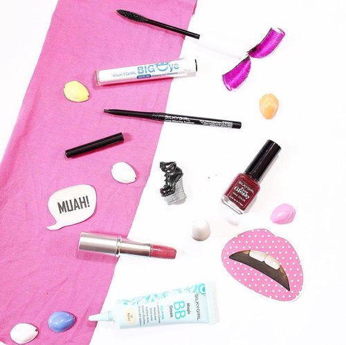 Tadaaaaaa !!! new blog posting, unboxing + review gift from @silkygirl_id ! 
Iqra ya sist, tsailah iqra~ 
Link on bio ! 
#flatlays #whiteaddicted #silkygirl #silkygirilindonesia #clozetteid #starclozetter #bloggerlife #makeup