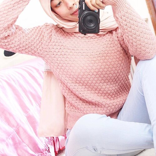 You can never go wrong with a little pink 🌸
Sweater from @genetic.id .
.
.
.
.
#clozetteid #starclozetter #pink #whiteaddicted #bloggerstyle #bloggerslife #outfitoftheday #outfitinspo #outfits #oufitinspiration #beautynesiamember #tumblr #tumblrgirl #tumblrpost #tumblrpics