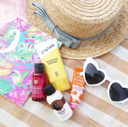 Another Beach Essentials 🌊_____Sunscreen @joylabbeauty Handcream @flormarindonesia Body milk & shampoo @thebodyshopindo ____#beachlife #beachessentials #clozetteid