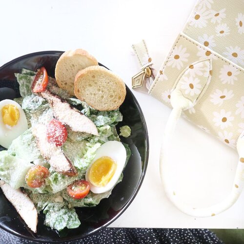 Healthy food for a wealthy mood ☘️(*halah halah pencitraan wkwk)_______________________________#flatlay #flatlaystyle #salad #foodie #clozetteid #rimapiknikbandung