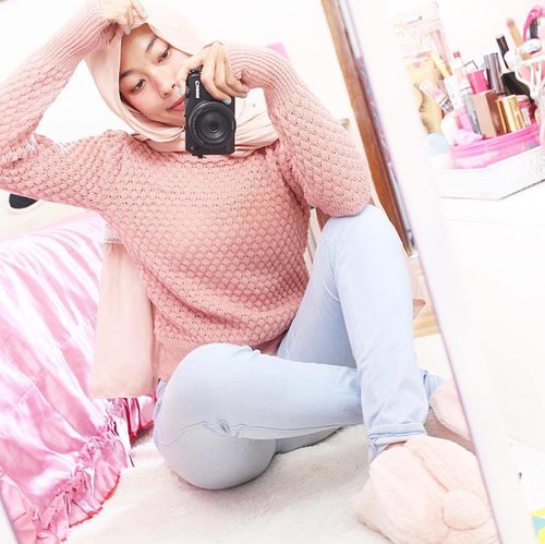 You can never go wrong with a little pink 🌸
Sweater from @genetic.id .
.
.
.
.
#clozetteid #starclozetter #pink #whiteaddicted #bloggerstyle #bloggerslife #outfitoftheday #outfitinspo #outfits #oufitinspiration #beautynesiamember #tumblr #tumblrgirl #tumblrpost #tumblrpics