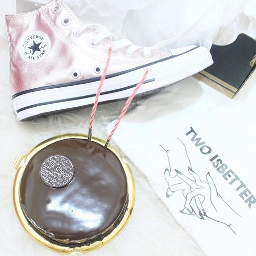 But, age is just a number ...
.
.
.
.
.
#feelblessed #clozetteid #starclozetter #dailypic #picoftheday #flatays #flatlaystyle #flatlaynation #whiteaddicted #whitetable #converse #conversechucktaylor #ggrep #cake