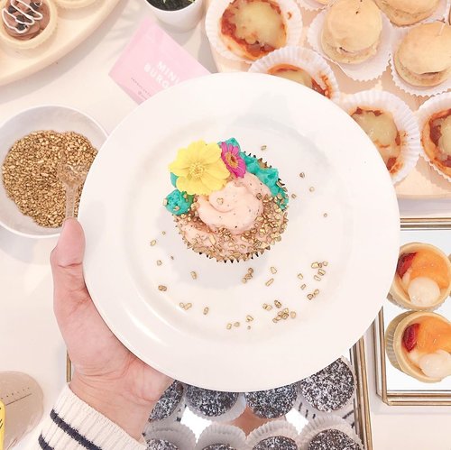 A life without dream, and ...Iam without you is like a cupcake without sprinkles,UHUY ! 🐒✨____________________________#handsinframe #cupcake #flatlay #clozetteid