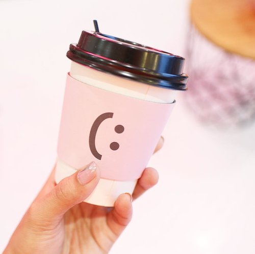 A cup of smile ✨
.
.
.
.
.
#clozetteid #clozetteid #clozetter #ggrep #instagood #instadaily #instadailyphoto #colorsplash #colorstory #handsinframe #pink #tumblr #inspo #tumblrgirl #icecream #pinknation #instafood #foodie #foodstagram #foodporn #foodblogger #handsinframe #coffee #coffeeshop