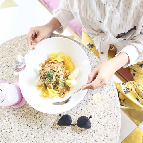 Salad dengan kearifan lokal 🥗....#flatlay #flatlaystyle #flatlaynation #flatlaytoday #foodporn #foodstagram #foodporn #foodie #foodphotography #foodgasm #whitetable #clozetteid #instafood #foodstyle #indonesianfood #blogger #bloggerstyle #bloggerlife