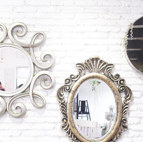 So mirror ... mirror on the wall, for this time i will not ask who is the prettiest girl in the world, i just wanna ask you who's my soulmate ? *setsedihamat *yaelahrim *keliwatdesperado
.
.
.
.
.
#clozetteid #whiteaddicted #interiordesign #mirror #minimalism #white #instadaily #instasquare #gastromaquia #chictopia