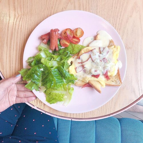 Sarapan selalu lebih sehat dari harapan 🥗___________________________#breakfast #clozetteid #handsinframe #flatlaystyle #flatlay #flatlayphotography