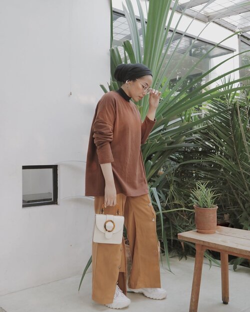 Re-wearing all my clothes and accessories 💕🍃 Meskipun baju baru bikin seneng, tapi bisa pake baju lama lagi dan lagi sekarang jauh bikin aku ngerasa lebih seneng 💃🏻—📸 @isnadani —#minimalistwardtobe #slowfashion #capsulewardrobe #clozetteid