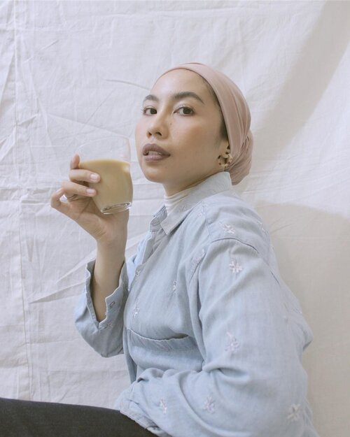 🍼☕️———..#clozetteid#selfportrait#makeportrais#minimalfeed#coffee#suddenlycinatic#gameoftone#homecafe#aesthetic#aesthetics#koreanaesthetic#whitefeed#fashionstylistjakarta#hijabstylistjakarta#minimalistwardrobe#minimalistfeed#whitegram#whitagram#selfphotography#fotodirumahaja#virtualphotoshoot#turbanstyle